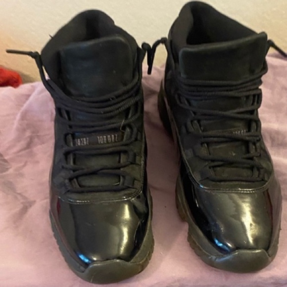 Retro Jordan’s 11 cap and gown black size 12 as is  no return
